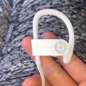 white powerbeats3 earbuds